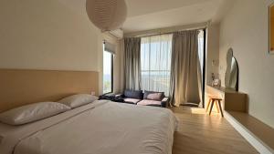 圣胡安Sora Elyu Hostel的一间卧室，配有一张大床和一扇大窗户。