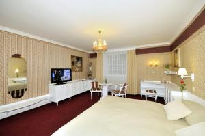 A bed or beds in a room at Hotel Ostrov