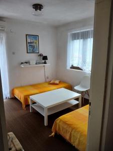 Giường trong phòng chung tại Holiday home Bokokotorski zaliv