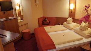 Postel nebo postele na pokoji v ubytování Hotel Koch