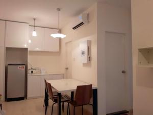 A kitchen or kitchenette at Quin Homestay UUC