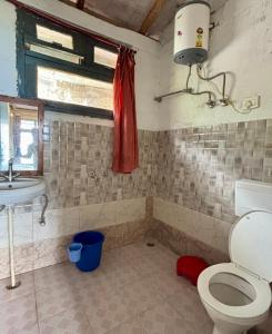 een badkamer met toilet en wastafel bij Basanti Rawat Homestay in Munsyari