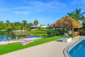 Una villa con piscina y un complejo turístico. en Miami Paradise Waterfront Games, en North Miami Beach