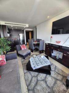 Гостиная зона в Departamento Doble con vista a la ciudad y Rio