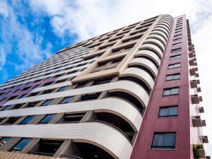 un edificio alto y alto con un cielo en el fondo en Saint Martin Flat Residence, en Fortaleza