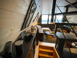- cucina e soggiorno di una barca di Chalet chaleureux avec jacuzzi, parking et Wi-Fi aux Angles - FR-1-593-121 a Les Angles