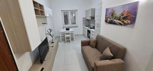 salon z kanapą i kuchnią w obiekcie Residenza del Corso w mieście Cosenza