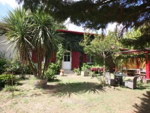 ein Haus mit einer Palme davor in der Unterkunft Maison spacieuse près du lac avec piscine privée, idéal pour 16 personnes - FR-1-50-145 in Aureilhan