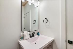 Vannituba majutusasutuses New Luxurious 4Bd 5B Ensuite Cabin with Indoor Pool, HotTub, Theater and Game Room, Spring Deal