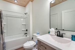 Vannituba majutusasutuses New Luxurious 4Bd 5B Ensuite Cabin with Indoor Pool, HotTub, Theater and Game Room, Spring Deal
