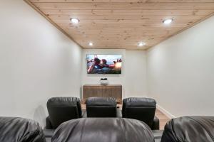 Televiisor ja/või meelelahutuskeskus majutusasutuses New Luxurious 4Bd 5B Ensuite Cabin with Indoor Pool, HotTub, Theater and Game Room, Spring Deal