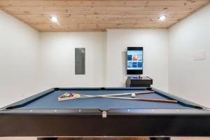 Piljardilaud majutusasutuses New Luxurious 4Bd 5B Ensuite Cabin with Indoor Pool, HotTub, Theater and Game Room, Spring Deal
