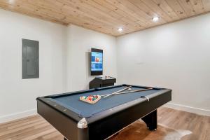 Piljardilaud majutusasutuses New Luxurious 4Bd 5B Ensuite Cabin with Indoor Pool, HotTub, Theater and Game Room, Spring Deal