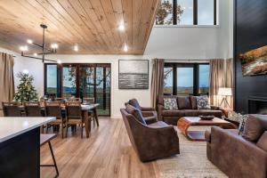 Istumisnurk majutusasutuses New Luxurious 4Bd 5B Ensuite Cabin with Indoor Pool, HotTub, Theater and Game Room, Spring Deal