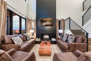 Istumisnurk majutusasutuses New Luxurious 4Bd 5B Ensuite Cabin with Indoor Pool, HotTub, Theater and Game Room, Spring Deal