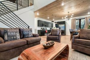 Istumisnurk majutusasutuses New Luxurious 4Bd 5B Ensuite Cabin with Indoor Pool, HotTub, Theater and Game Room, Spring Deal