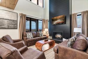Istumisnurk majutusasutuses New Luxurious 4Bd 5B Ensuite Cabin with Indoor Pool, HotTub, Theater and Game Room, Spring Deal
