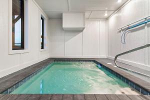 Bassein majutusasutuses New Luxurious 4Bd 5B Ensuite Cabin with Indoor Pool, HotTub, Theater and Game Room, Spring Deal või selle lähedal