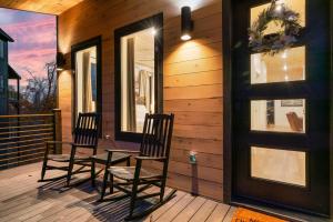 Rõdu või terrass majutusasutuses New Luxurious 4Bd 5B Ensuite Cabin with Indoor Pool, HotTub, Theater and Game Room, Spring Deal