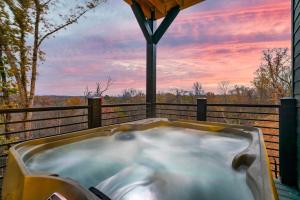 Foto sihtkohas Sevierville asuva majutusasutuse New Luxurious 4Bd 5B Ensuite Cabin with Indoor Pool, HotTub, Theater and Game Room, Spring Deal galeriist