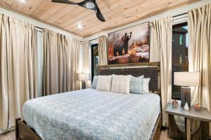 Voodi või voodid majutusasutuse New Luxurious 4Bd 5B Ensuite Cabin with Indoor Pool, HotTub, Theater and Game Room, Spring Deal toas +37 fotot