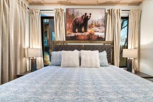 Voodi või voodid majutusasutuse New Luxurious 4Bd 5B Ensuite Cabin with Indoor Pool, HotTub, Theater and Game Room, Spring Deal toas