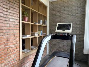 Qichi Waterfront B&B Hotel的电视和/或娱乐中心