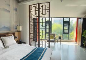 Qichi Waterfront B&B Hotel客房内的一张或多张床位