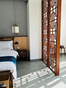 Qichi Waterfront B&B Hotel客房内的一张或多张床位