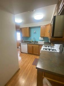 Kuchyň nebo kuchyňský kout v ubytování Cabin Retreat near 3 Bears Resort