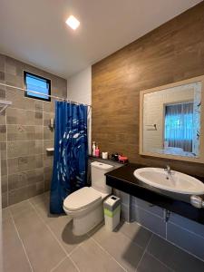 Et badeværelse på Sea breeze Pool villa in Ao-nang