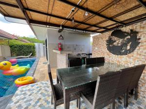 Swimmingpoolen hos eller tæt på Sea breeze Pool villa in Ao-nang