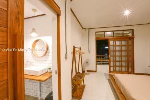 un baño con lavabo y espejo en วิลล่า ป่าเหมี้ยง Villa Pa Miang, en Ban Pa Miang