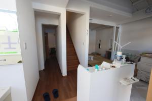 Una sala de estar con un pasillo y una escalera. en Mount Fuji Omotenashi Guesthouse, en Fujinomiya