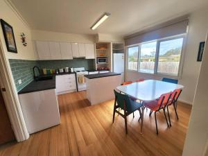 a kitchen with a table and chairs in a room at Rosebud Retro Retreat in Rosebud