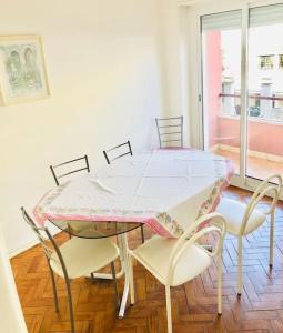 a table and chairs in a room with a table at Cantinho de Algés in Algés +14 photos