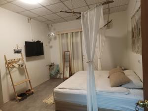 Una cama o camas en una habitación de 有風小院