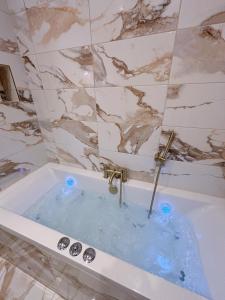 Koupelna v ubytování Lux Stays - Luxury Apartment with Jacuzzi in Leeds City Centre