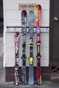 Tres esquís de nieve están alineados contra una pared en lodge EDMONTON, en Yuzawa 29 fotos más