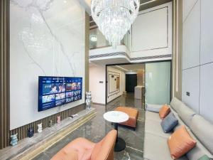 Televisyen dan/atau pusat hiburan di 张家界城峪民宿-Loft四房一厅三卫景观套房