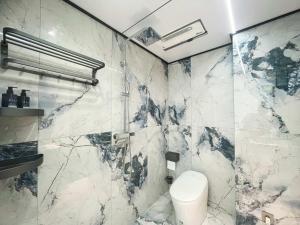 A bathroom at 张家界城峪民宿-Loft四房一厅三卫景观套房 Még 6 kép