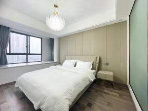A bed or beds in a room at 张家界城峪民宿-Loft四房一厅三卫景观套房