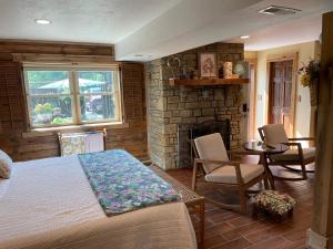 ナッシュビルにあるLa grace de Dieuのベッドルーム(ベッド1台、石造りの暖炉付)