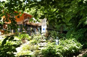 ナッシュビルにあるLa grace de Dieuの塀付きの家の前庭