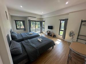 ein Wohnzimmer mit zwei Betten und einer Couch in der Unterkunft เดอะซันทูมูนโฮสเทล in Ban Hua Wiang Nua