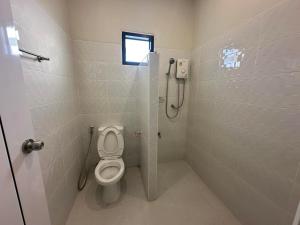 ein Badezimmer mit Toilette und Dusche in der Unterkunft เดอะซันทูมูนโฮสเทล in Ban Hua Wiang Nua