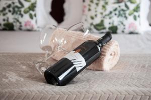 ウェリントンにあるAyama Wine Farm - Manor Houseのベッドの上に座るワイン1本