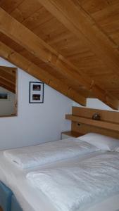 Tempat tidur dalam kamar di Chalet Karin