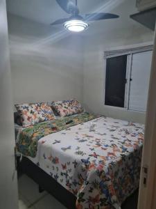 Katil atau katil-katil dalam bilik di Apartamento lindo em Itanhaém +10 gambar