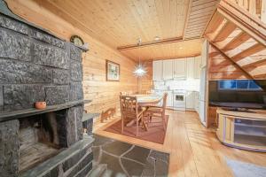 Kuchyň nebo kuchyňský kout v ubytování Alpine Chalet Central Ski-in Ski-out, Levi center by Aavalevi